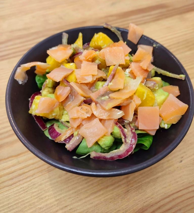 Salade du moment mangue avocat saumon